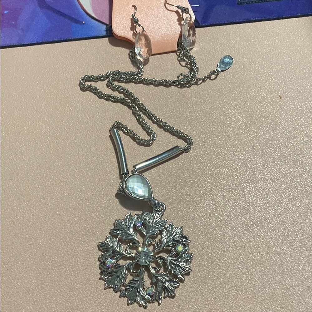 Elegant Silver color Floral Pendant Necklace and Earrings Set